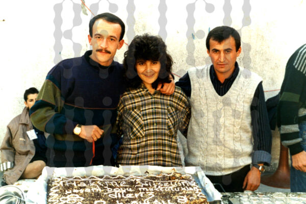 Nişan Pastası (Bisküvili Pasta), Bartın Cezaevi, 29 Ekim 1989
Kişiler - Soldan Sağa: Hüseyin Yavuz, Hakime Özbek ve Ülfet Tanrıverdi